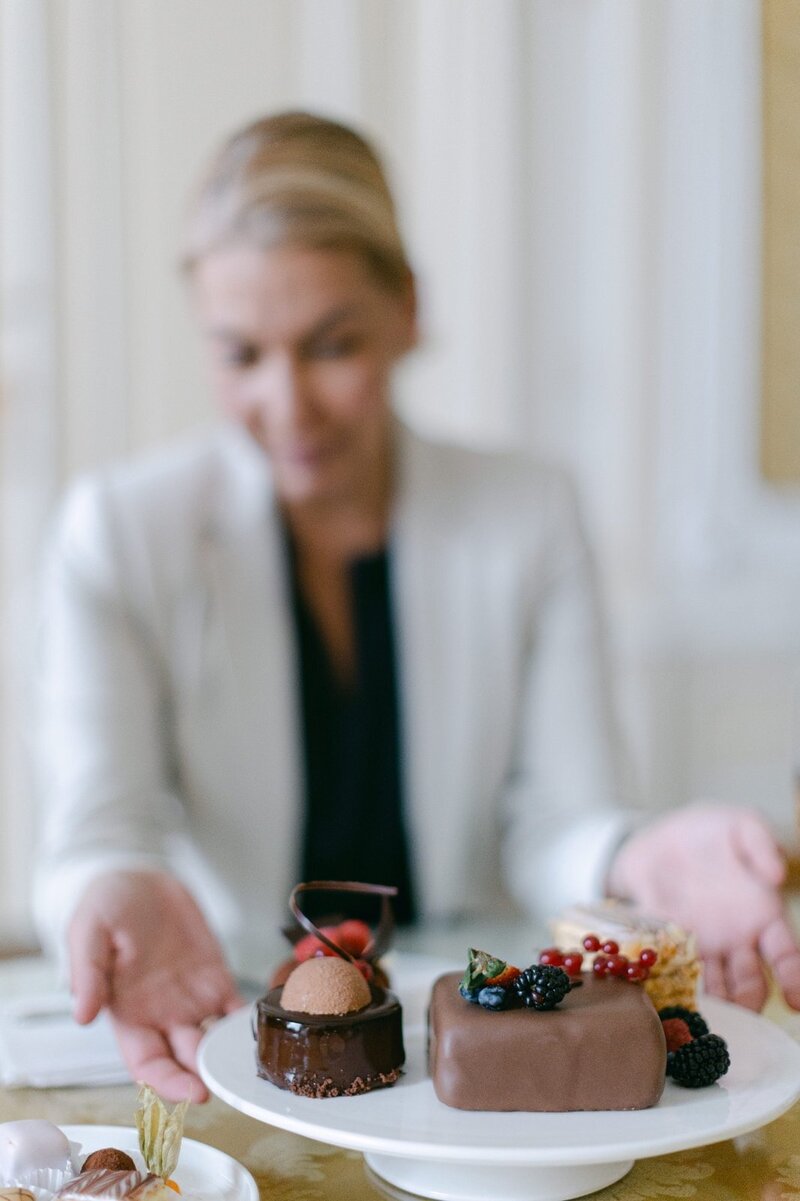 Exclusive private wedding cake tasting, organized by ÈCLAT Destination Weddings
