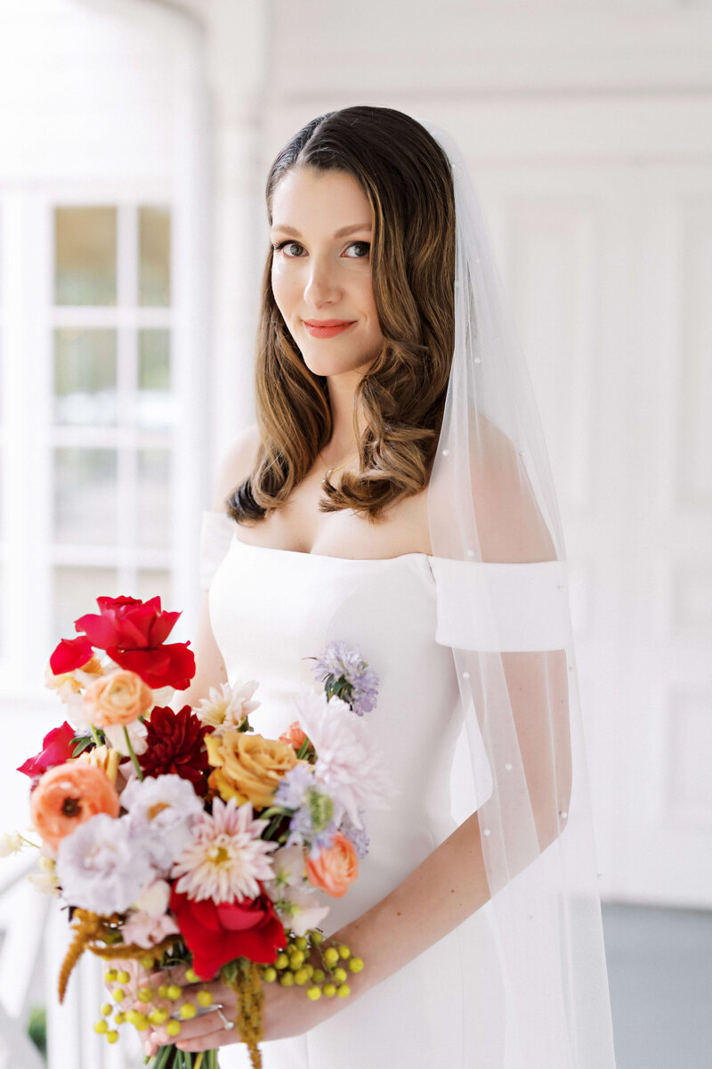 Bride with a pearl veil, holding a bouquet
