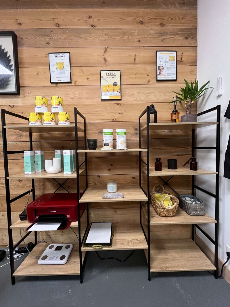 étagère des produits cosmétiques, collagene marin, crème hydra repair Studio épilation définitive laser cryolipolyse hydrafaciale la rochelle centre ville vieux port  