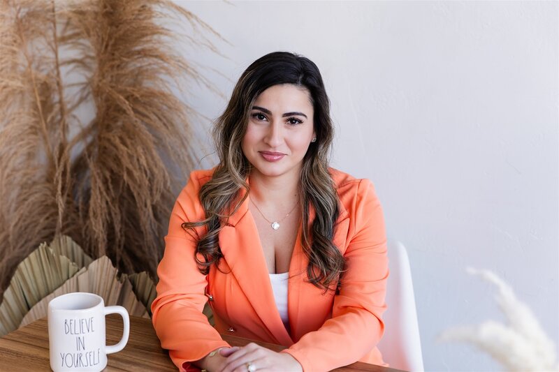 Yudielis Sánchez sentada de frente con una sonrisa.