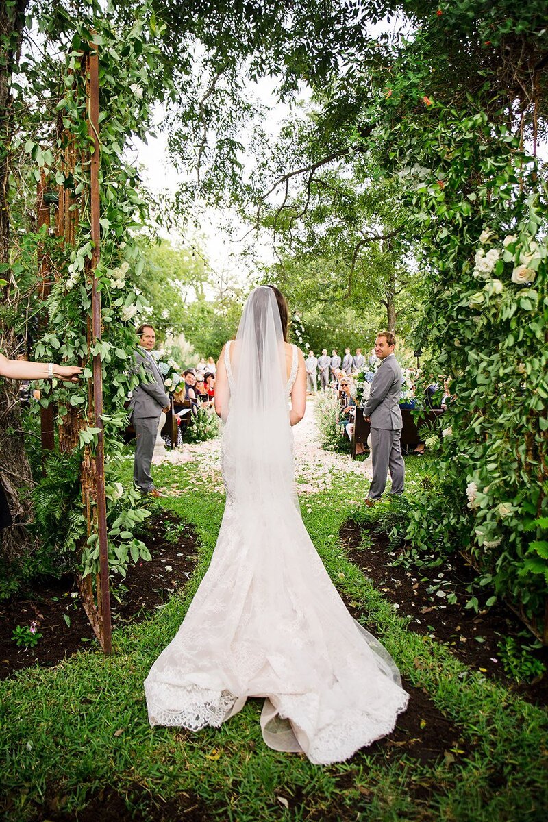 bride-ceremony-aisle-outdoor-wedding-venue-texas