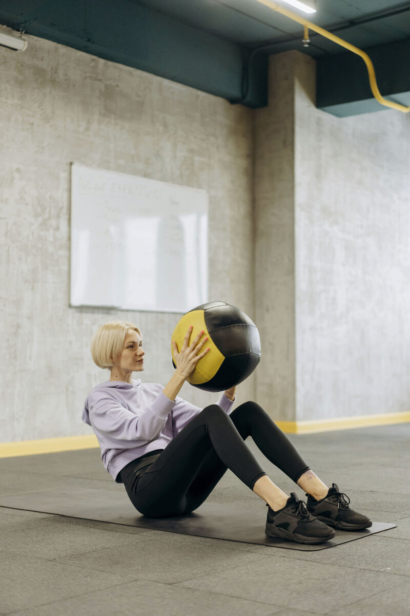 Blonde woman doing exercise in a gym