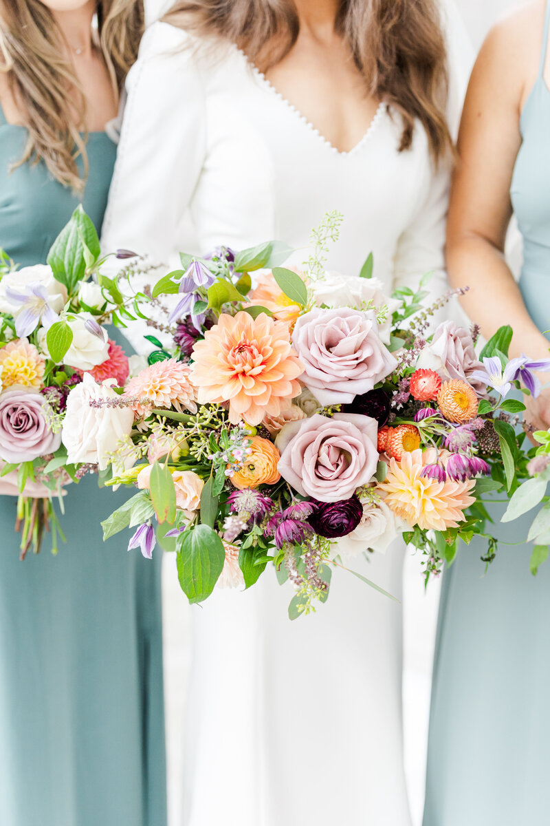 daffodil_parker_wedding_flowers_bride_holding_bouquet
