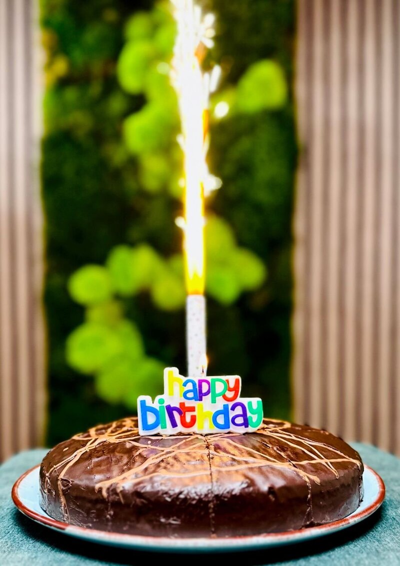 Kuchen mit Kerzen und Feuerwerk