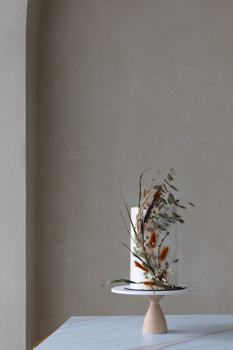 Cake design Blue Bird. Witte taart met bloemen in studio Two Space Rotterdam. Fotografie door Dorien Paymans | Studio Ensō Groningen ©