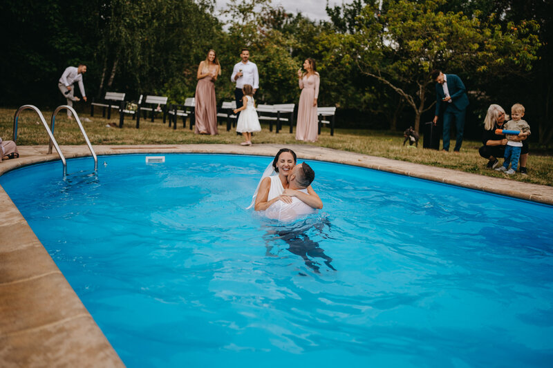 statek újezd - nevěsta a ženich v bazénu