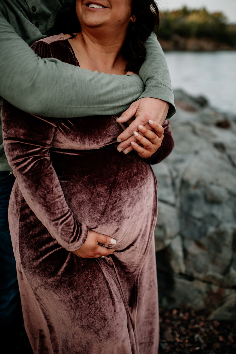 Duluth maternity photos along the North Shore