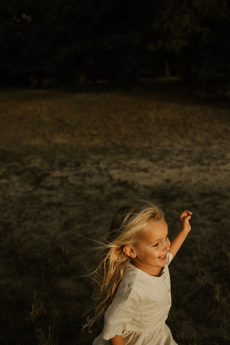 Gezinsfotografie in Nijlen tijdens golden hour – pure, spontane momenten vastgelegd in de heide.