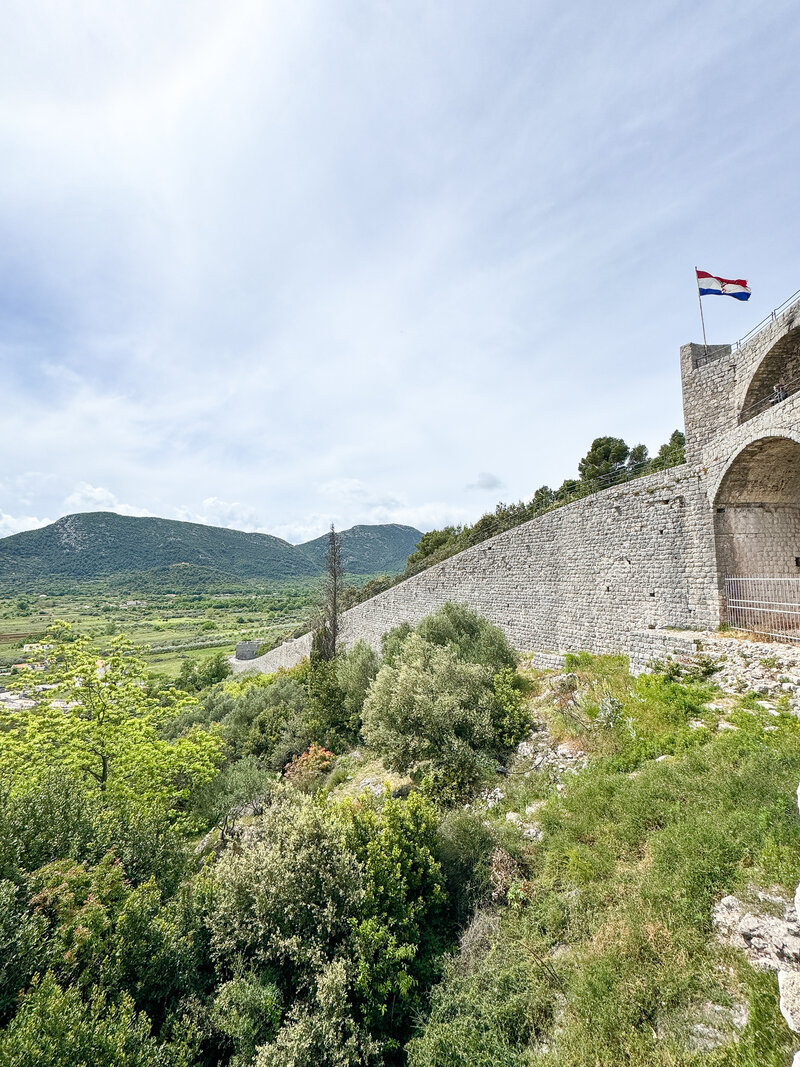 DayTrip from split to Dubrovnik ston wall view of flag 