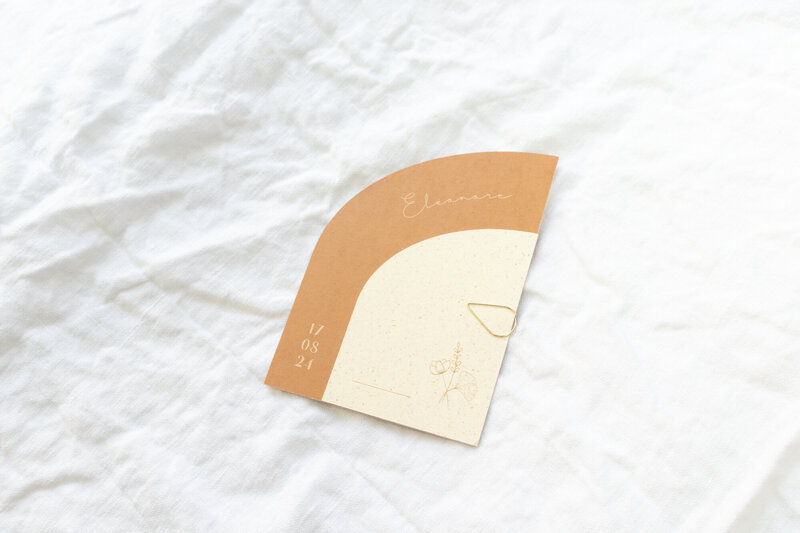 Uniek-halfrond-geboortekaartje-cognac-kleur-met-paperwise-label-5