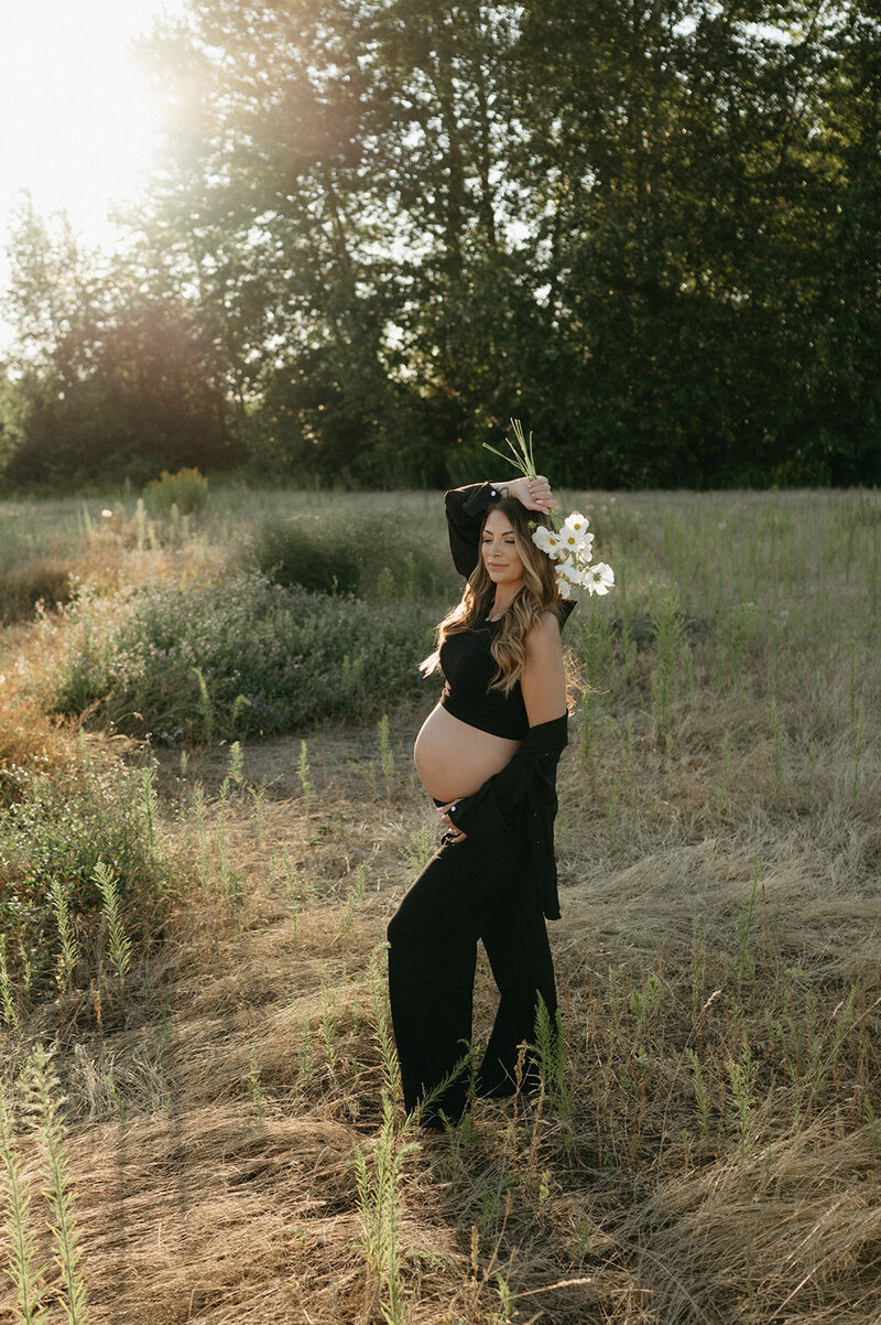 pregnant woman holding flowers