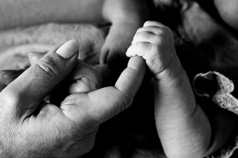 Boulder-Colorado-Family-Photographer-baby-holding-mothers-finger