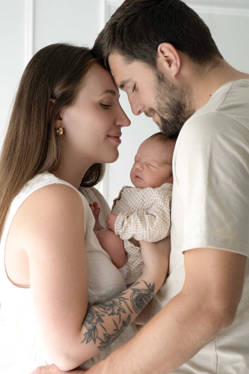 Ton regard dans le sien, et plus rien d’autre n’existe. Des photos en famille, de naissance en Occitanie avec un photographe pro