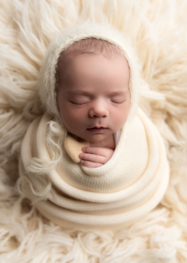 newborn-mini-session-cream-swaddle-close-right