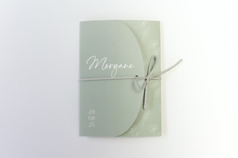 Mintgroen-geboortekaartje-met-ronde-vorm-en-geboortebloem-Morgane-19