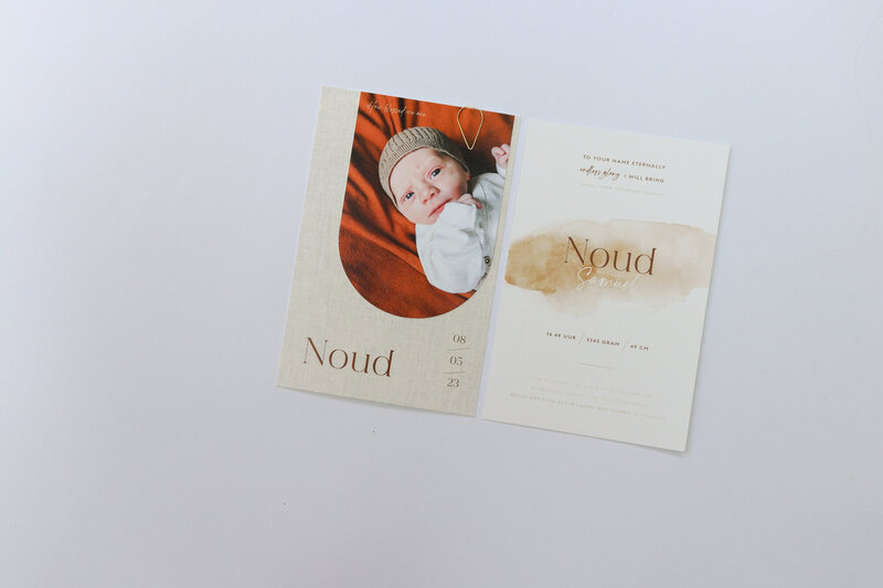 Enkel-geboortekaartje-Noud-linnenlook-met-rond-label-en-paperclip-9