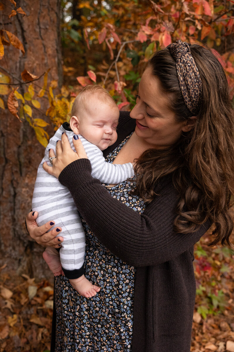 LightCreative_202411_SarahColin_RaleighFallMiniSession_HistoricYatesMillCountyPark_RaleighFamilyPhotographer_001_blog