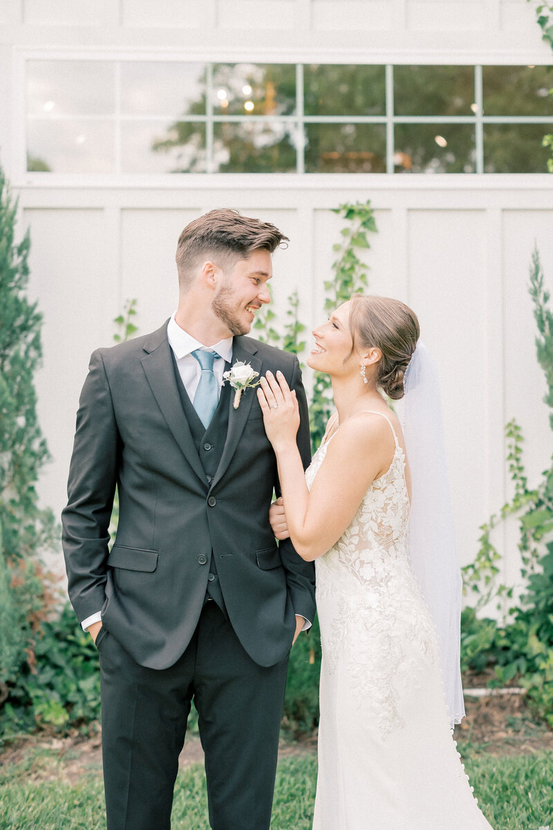 Fort Worth Wedding Photographer | DFW Photographer Rae De Lain Weddings Light and Airy | Bride kisses groom under a tree