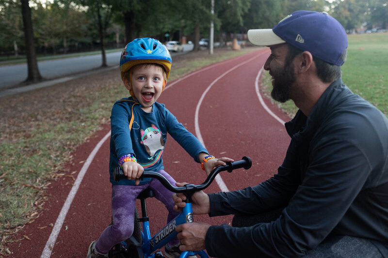 LightCreative_202310_BikeRiding_ChavisPark_RaleighDocumentaryFamilyPhotographer_002_blog