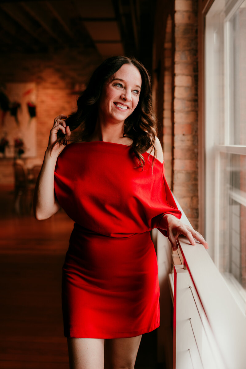 Online dating photographer near Minneapolis capturing authentic natural light portraits for modern dating apps
