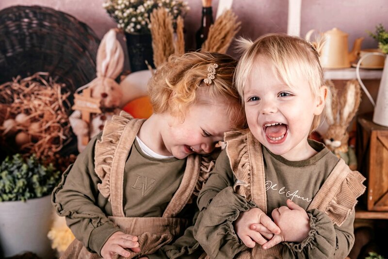 tweeling meisjes tijdens mini fotoshoot