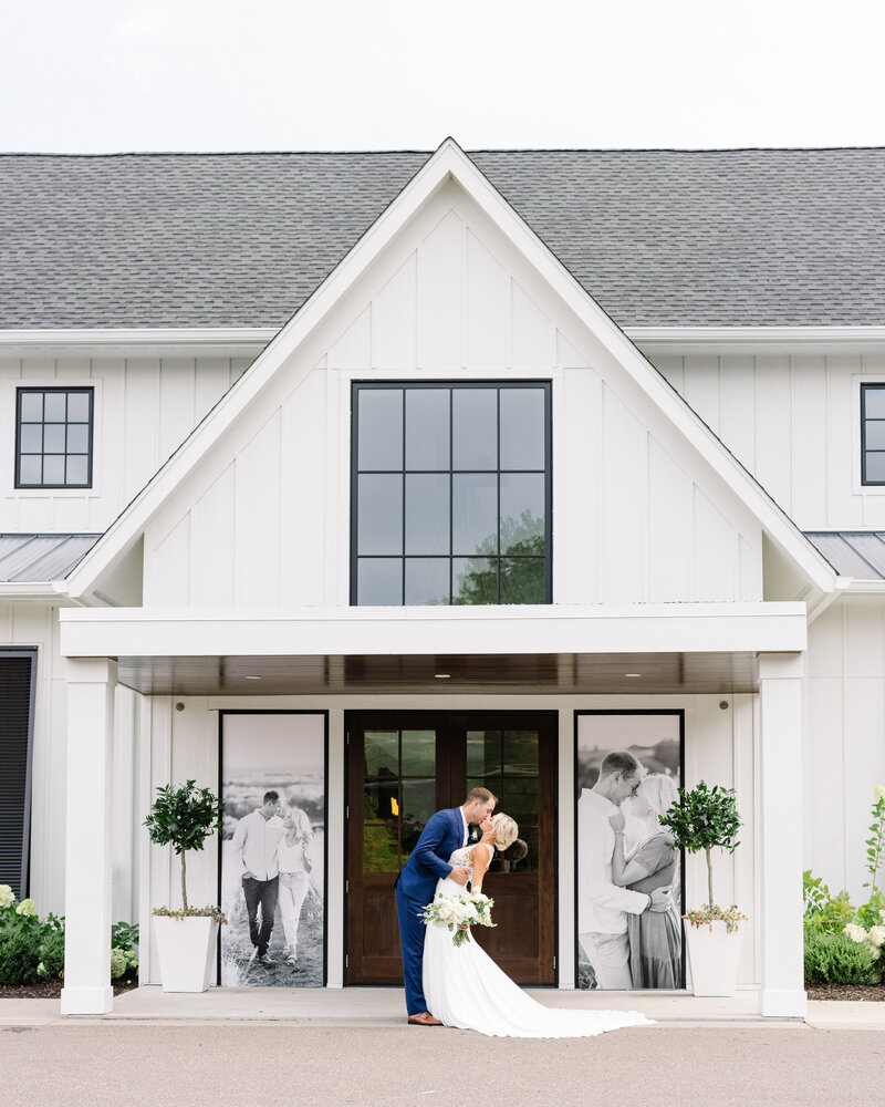 52 Hutton-house-minneapolis-minnesota-bride-groom-kissing