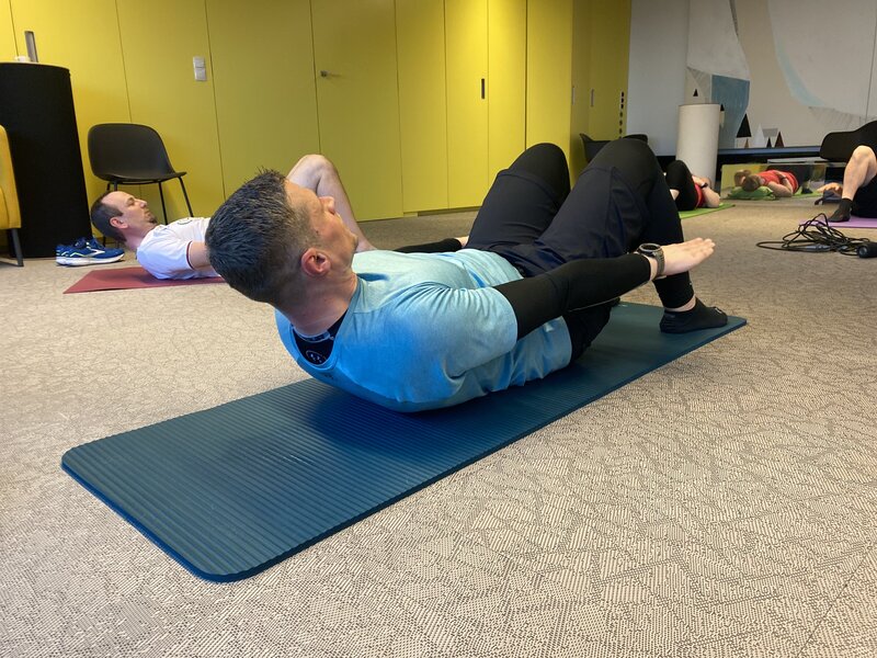 Pilates, Ernährungstraining und zyklusorientiertes Training in den Bezirken Mödling und Baden für ganzheitliches Wohlbefinden – sowie Fit im Büro: Dein Team-Training für mehr Gesundheit am Arbeitsplatz.