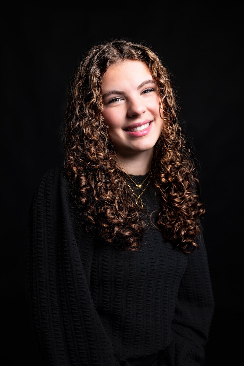Karaktervol portret van een vrouw in de studio, met zachte belichting en een pure uitstraling door Studio 2Shoot.