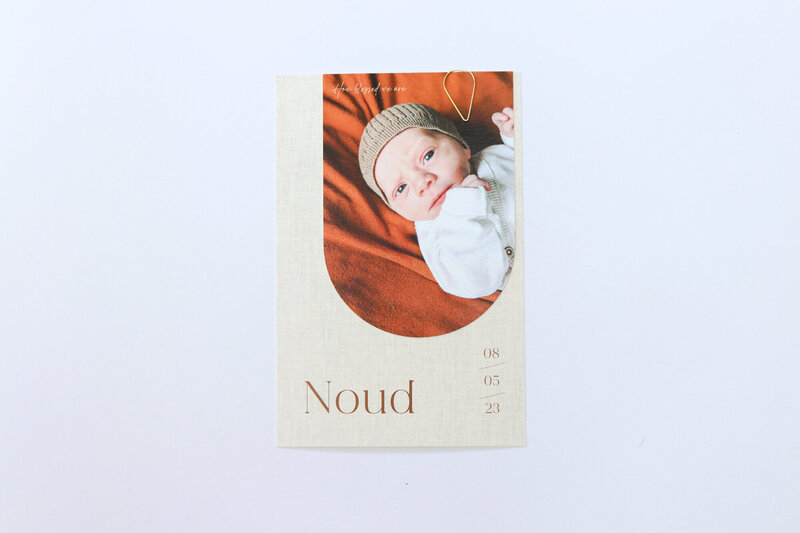 Enkel-geboortekaartje-Noud-linnenlook-met-rond-label-en-paperclip