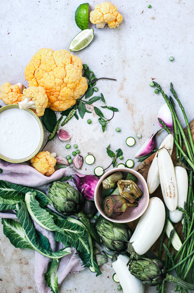 vegan green curry with artichokes and white aubergine pruduce flatlay process shot