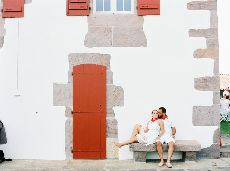 Couple devant la porte, architecture, St Emilion, Aquitaine
