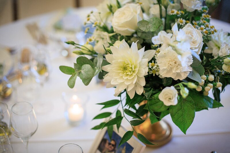 centre-de-table-fleurs-blanches-modernes