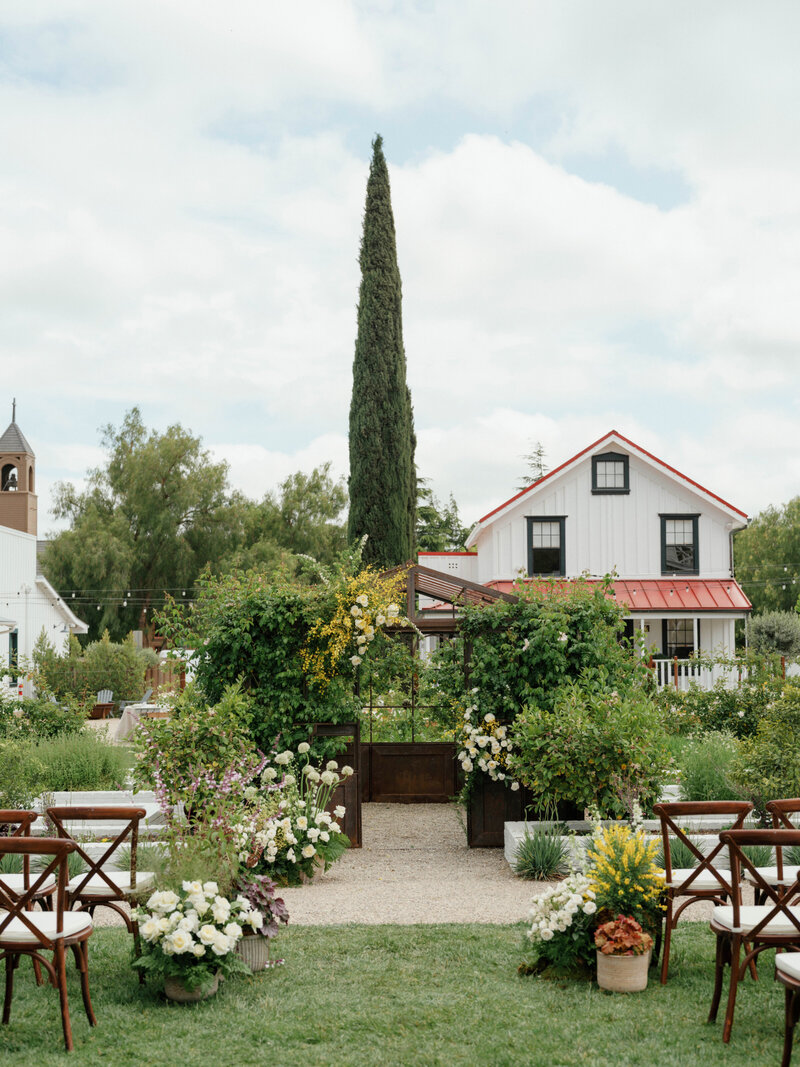 Whimsical woodland wedding at Ojai Valley Inn. Earthy tones and romantic florals by Ojai wedding florist Lilla Bello.