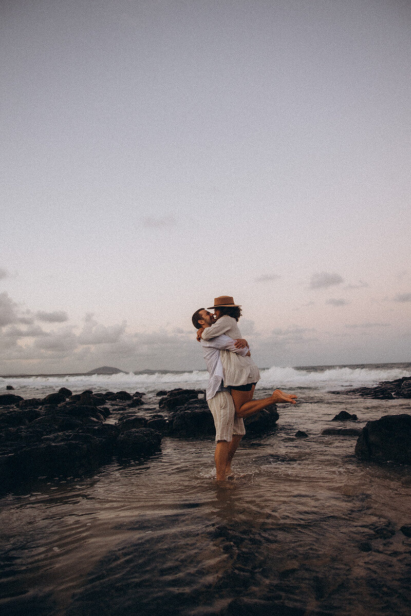 noosa-beach-golden-hour-couples-photos