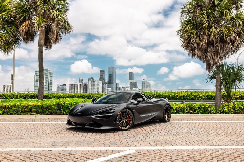 mclaren-720s-spider-convertible-black-for-rent-in-miami-front-quarter-view-with-doors-down-002