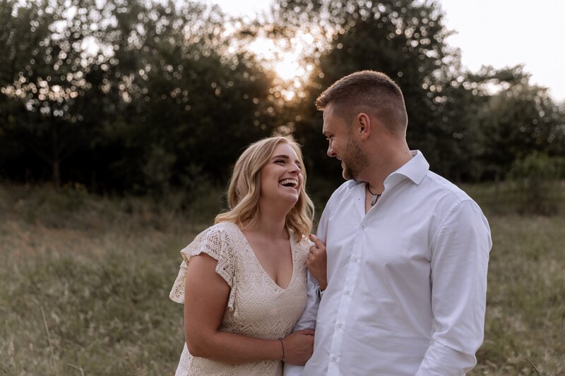 Mann und Frau lachen sich an