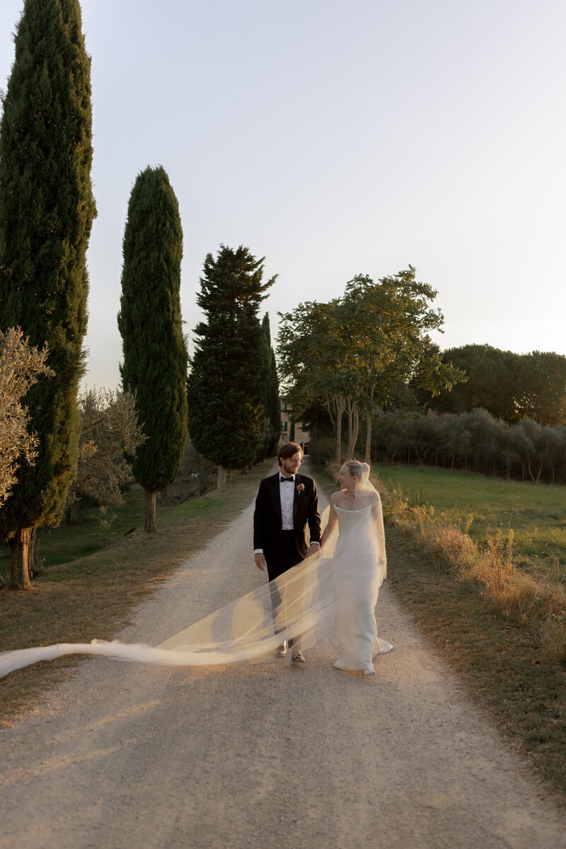 Golden hour couple portraits in Tuscany
