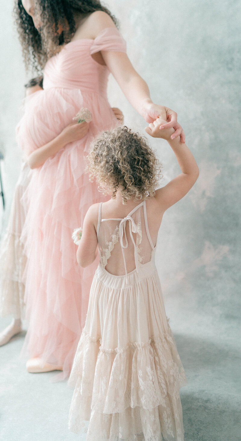 Maternity session at home with toddlers, captured by Riverton maternity photographer.
