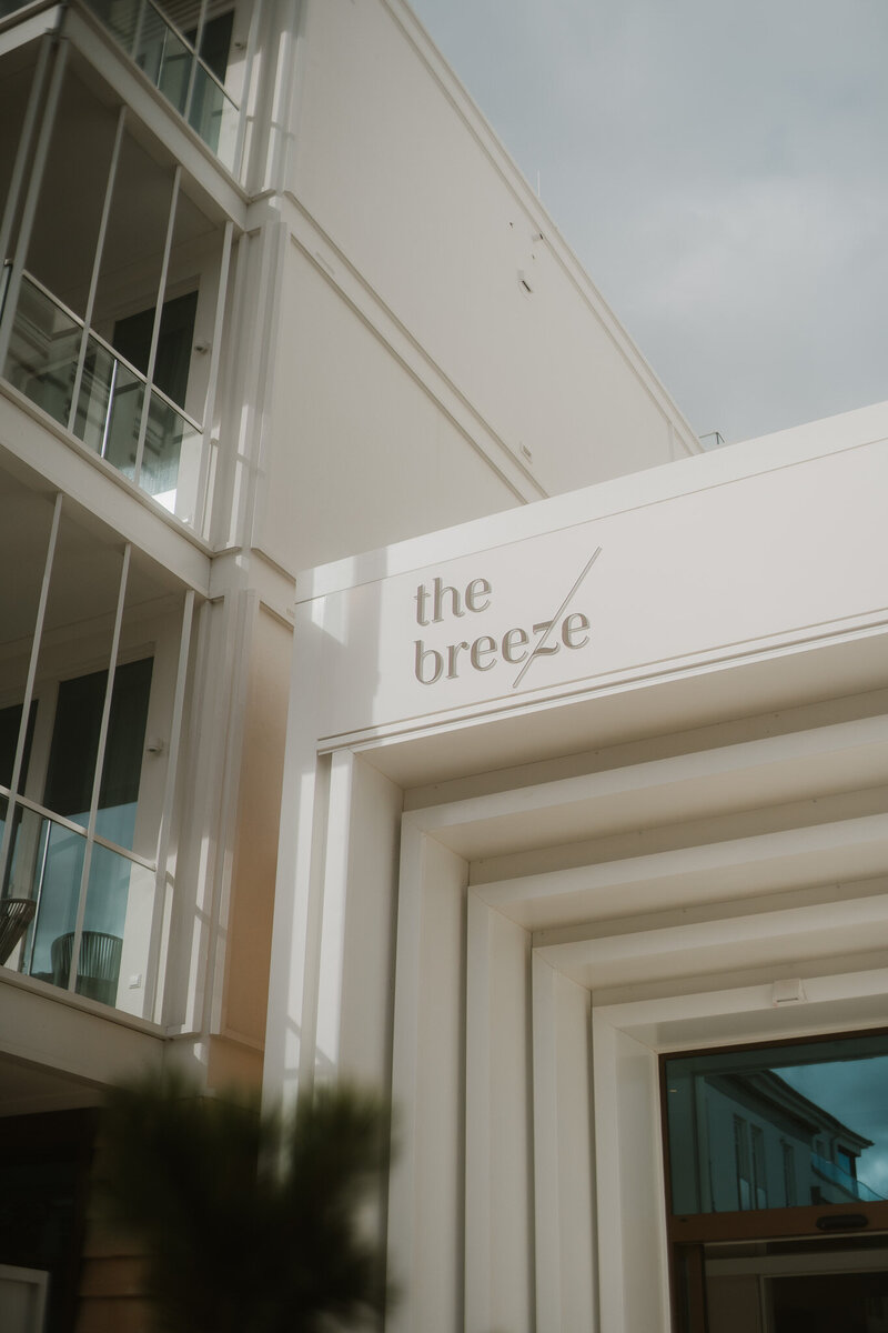 Detailansicht auf das Logo im Eingangsbereich des Hotel the breeze.