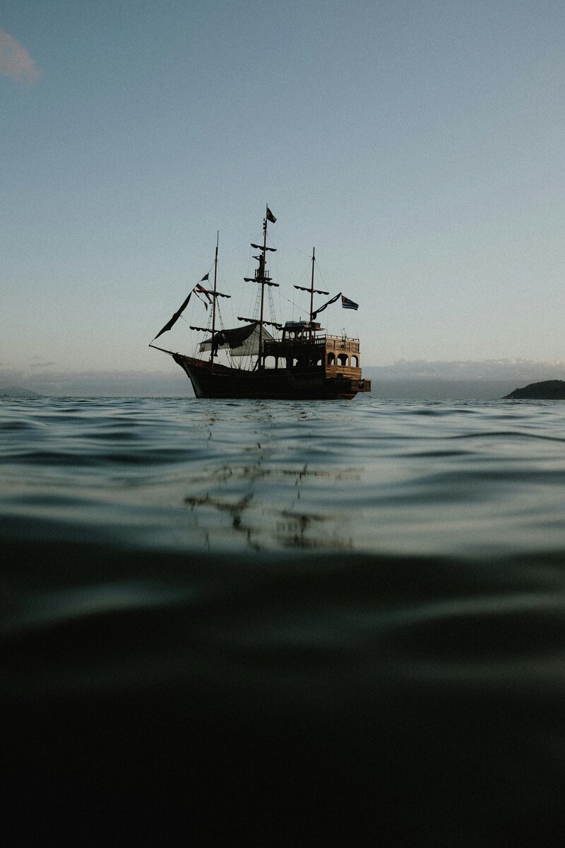 Piratenschiff triebt auf dem Meer.