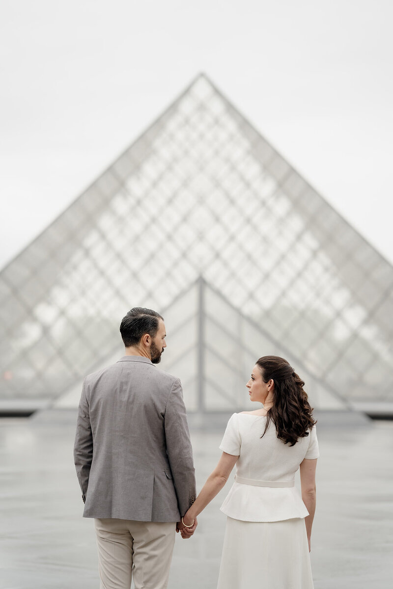 Wedding Photographer, bride and groom looking at each other with monument in the background