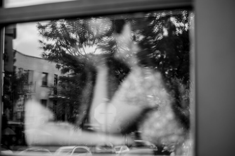 Couple qui s'embrasse à travers de la fenêtre - Photographe de Montréal 