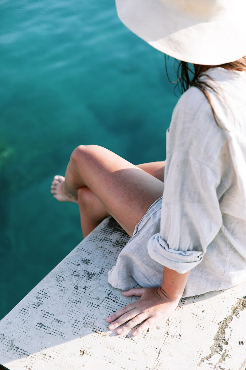 Girl-with-feet-in-pool-mer-bleue