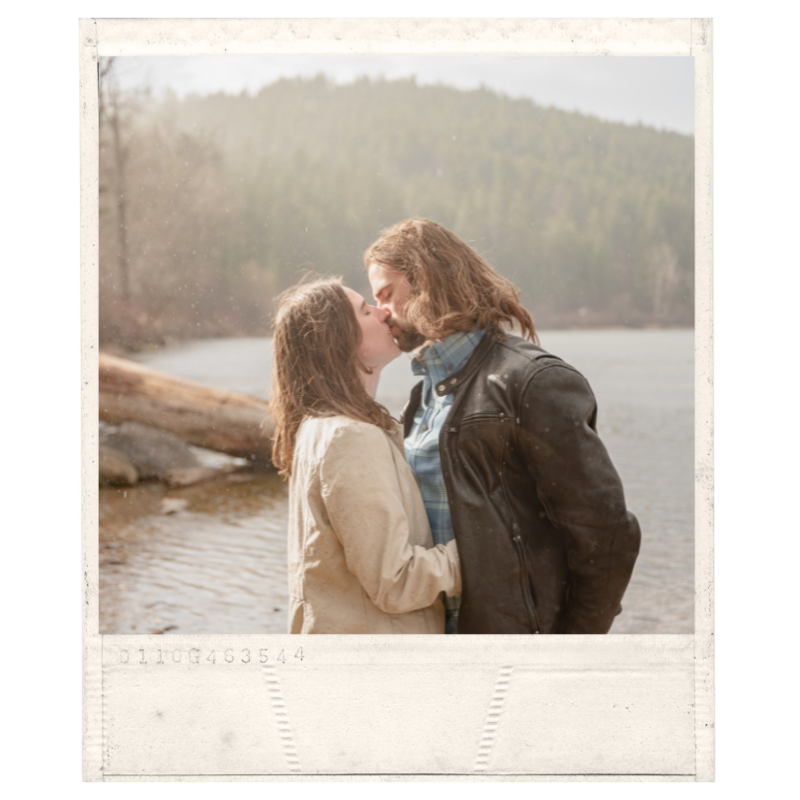 Couple gets documented kissing in the rain like The Notebook