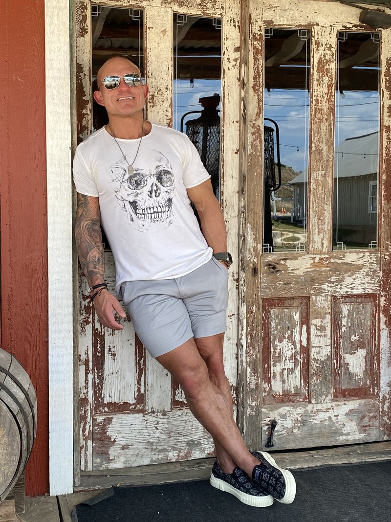 Clint-Garza-Varvatos_tee-shorts-door