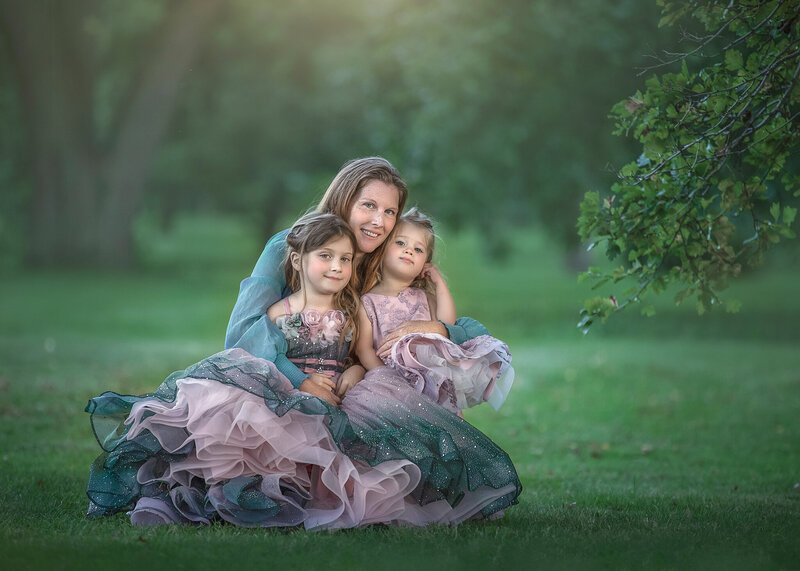  "Ottawa family photo – mom cuddling her two daughters on the grass"