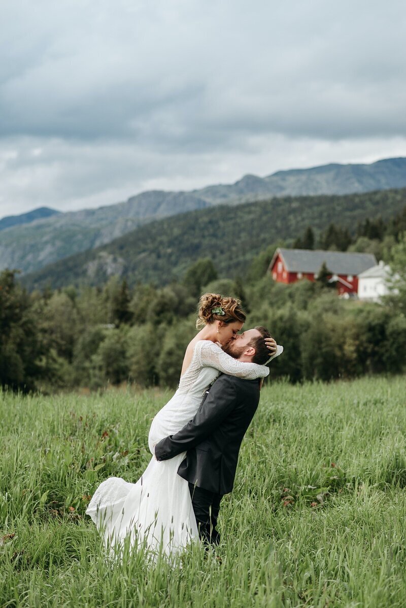 vail wedding couple in a field