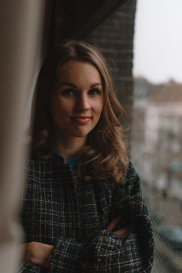 Zakelijk portret van Rianne, de oprichter van Spacegoals, met jarenlange ervaring in het ontzorgen van executives.