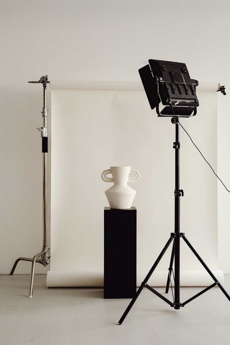kaboompics_photo-studio-interior-c-stand-lighting-tripod-photo-backdrop-led-lamp-29840