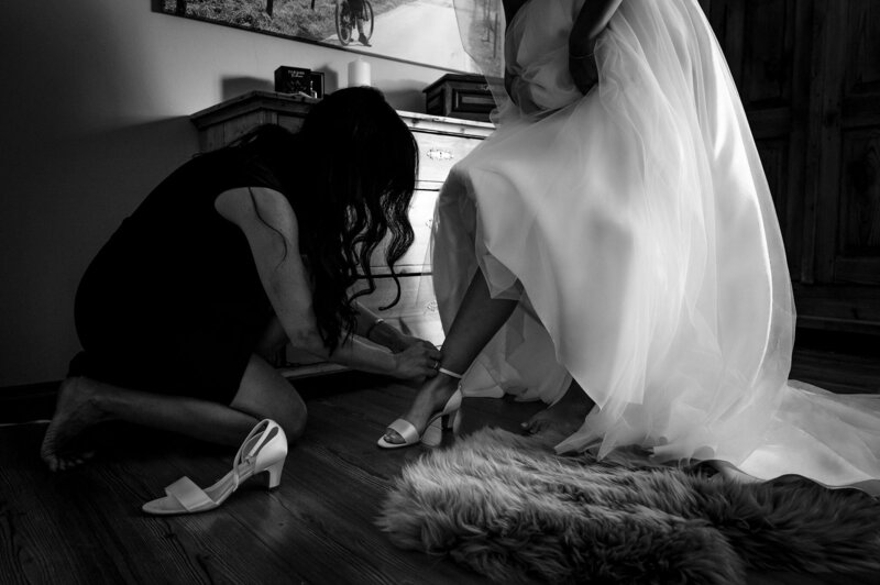 Brautmama hilft braut beim Schuhe anziehen vor ihre hochzeit in Straubing